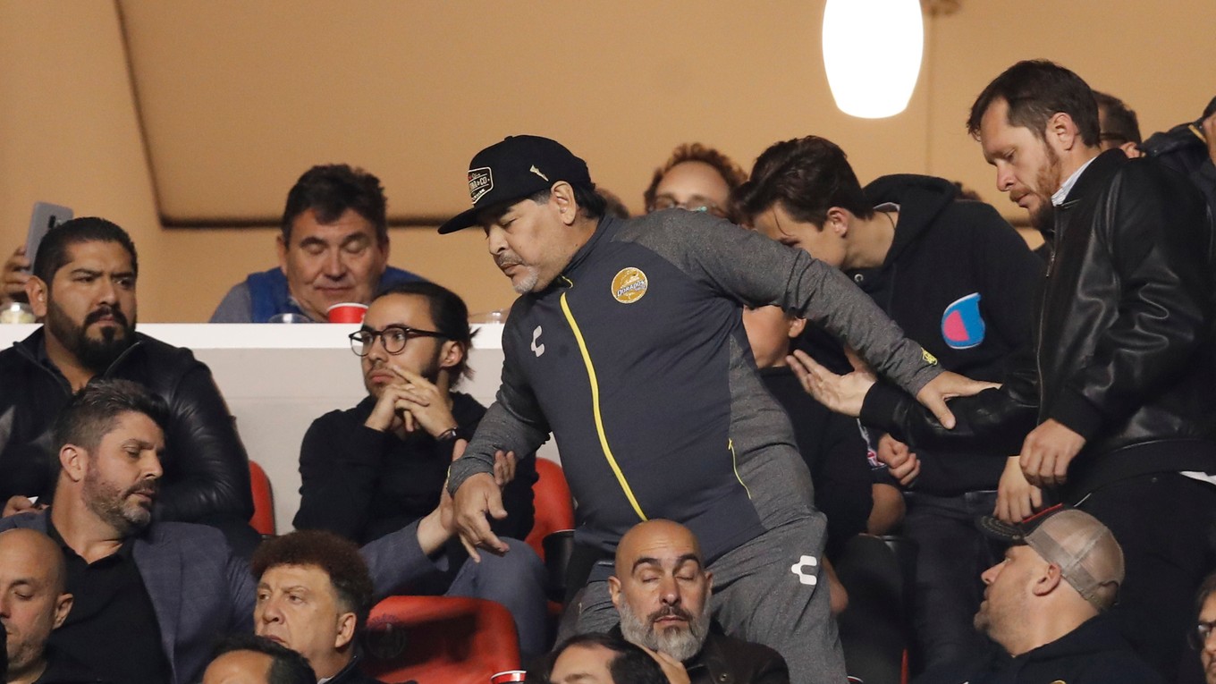 Diego Maradona (v strede).