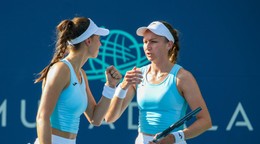 Slovenská tenistka Tereza Mihalíková (vľavo) s Britkou Oliviou Nichollsovou.