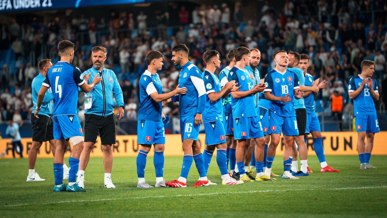 Slovenskí futbalisti sa lúčia s fanúšikmi po zápase Slovensko - Rumunsko na EURO U21. 