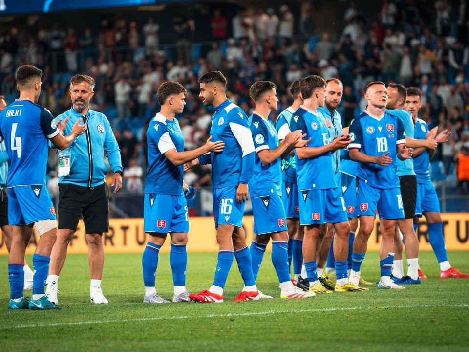 Slovenskí futbalisti sa lúčia s fanúšikmi po zápase Slovensko - Rumunsko na EURO U21.