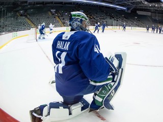 Jaroslav Halák v drese Vancouver Canucks.