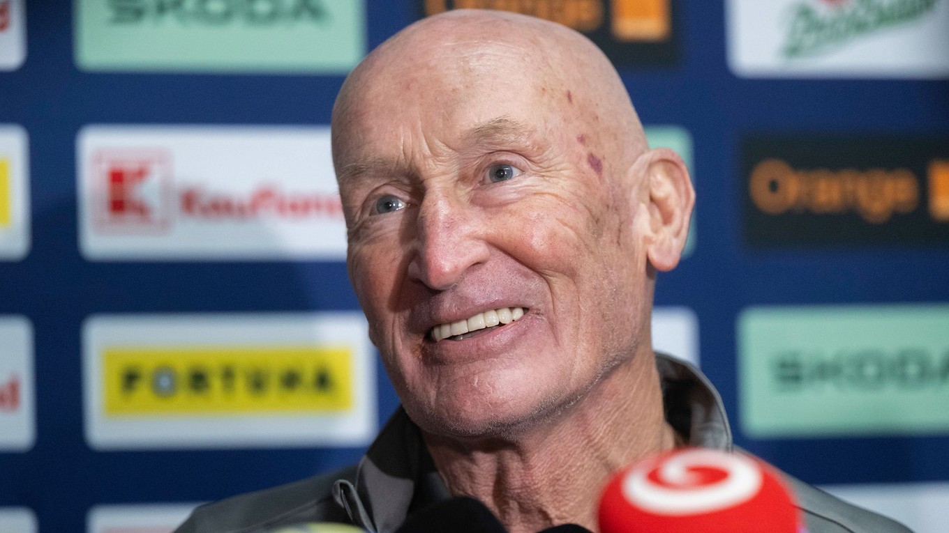 Craig Ramsay odpovedá na otázky novinárov na zraze slovenskej hokejovej reprezentácie pred  Nemeckým pohárom.