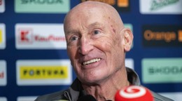 Craig Ramsay odpovedá na otázky novinárov na zraze slovenskej hokejovej reprezentácie pred  Nemeckým pohárom.