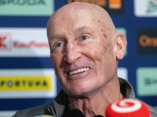 Craig Ramsay odpovedá na otázky novinárov na zraze slovenskej hokejovej reprezentácie pred  Nemeckým pohárom.