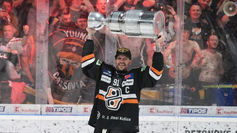 Kapitán Košíc Michal Chovan s majstrovským pohárom po siedmom zápase finále play-off hokejovej Tipos extraligy v roku 2025.