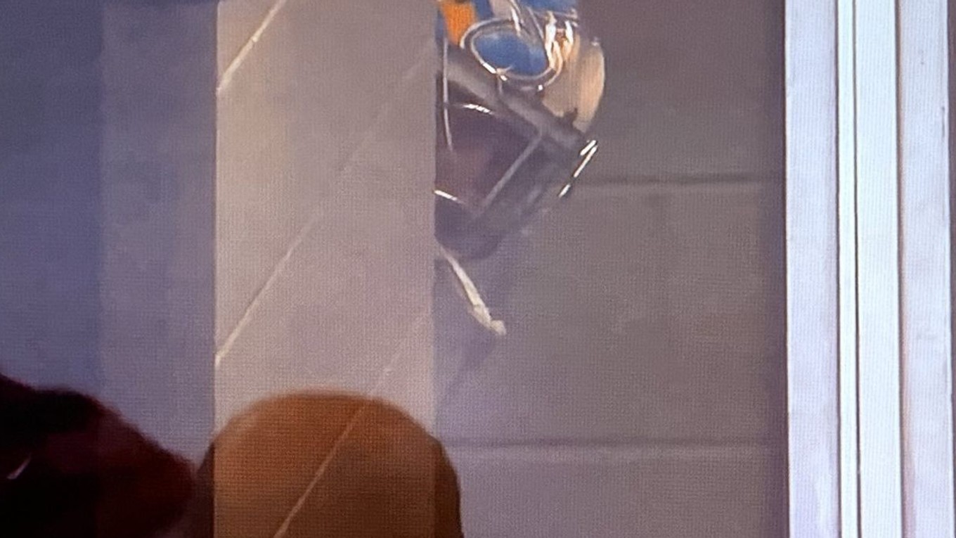 Joel Hofer zachytený pri skrývaní pred trénerom Montgomerym