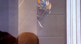 Joel Hofer zachytený pri skrývaní pred trénerom Montgomerym