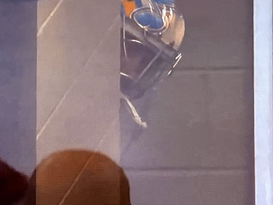 Joel Hofer zachytený pri skrývaní pred trénerom Montgomerym