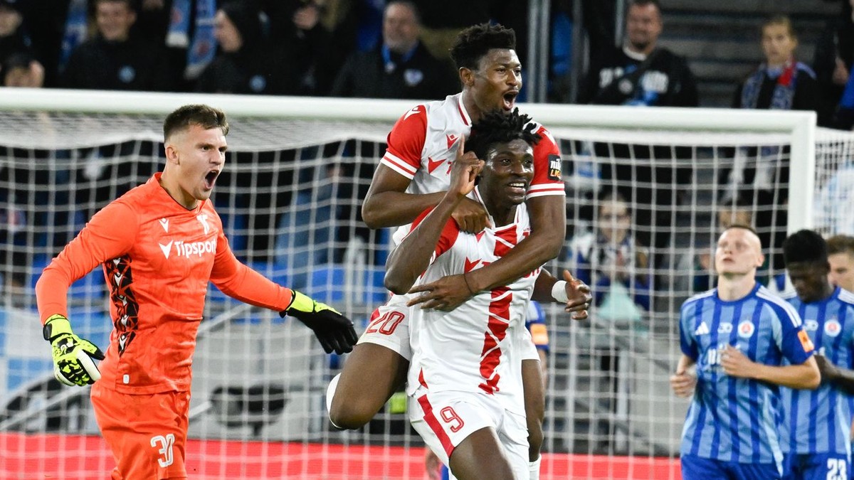 Chinonso Emeka (9), Rahim Ibrahim (20) a brankár Matúš Sláviček sa tešia po strelenom góle v zápase ŠK Slovan Bratislava - AS Trenčín v 10. kole Niké ligy.