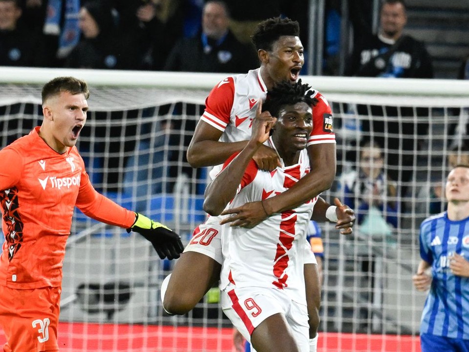 Chinonso Emeka (9), Rahim Ibrahim (20) a brankár Matúš Sláviček sa tešia po strelenom góle v zápase ŠK Slovan Bratislava - AS Trenčín v 10. kole Niké ligy.