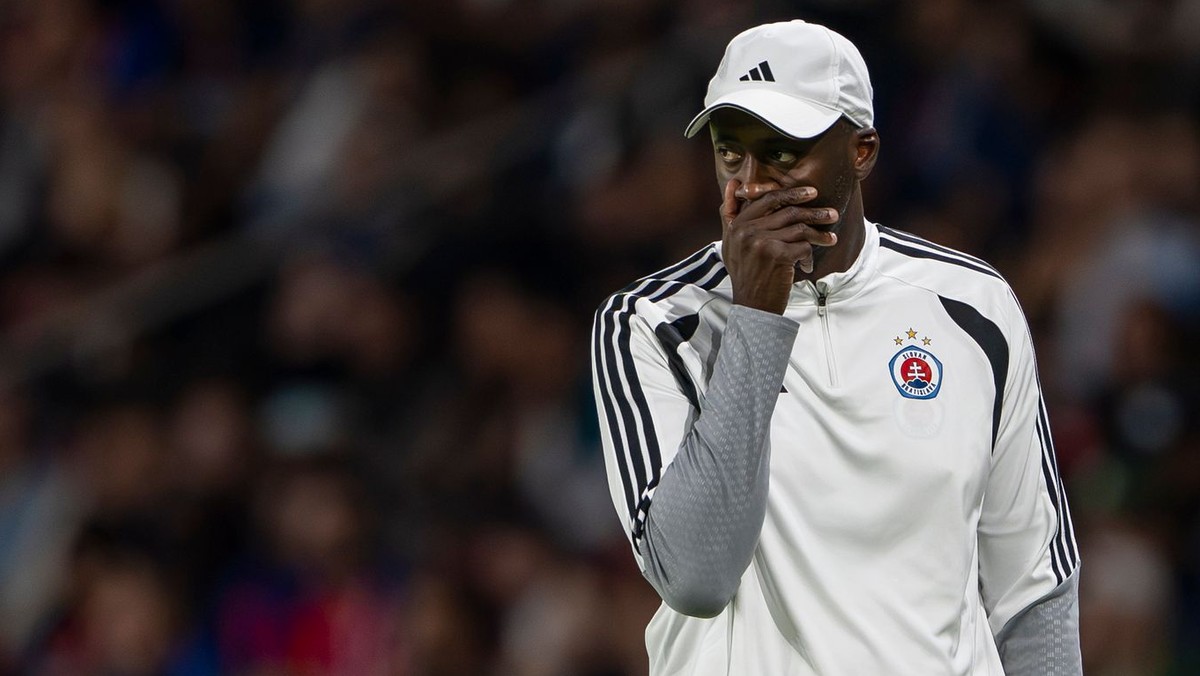Na snímke sprava tréner Slovana Yaya Touré.