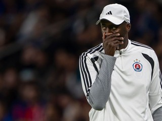 Na snímke sprava tréner Slovana Yaya Touré.
