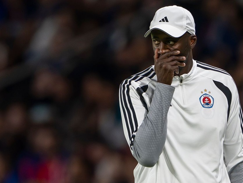 Na snímke sprava tréner Slovana Yaya Touré.