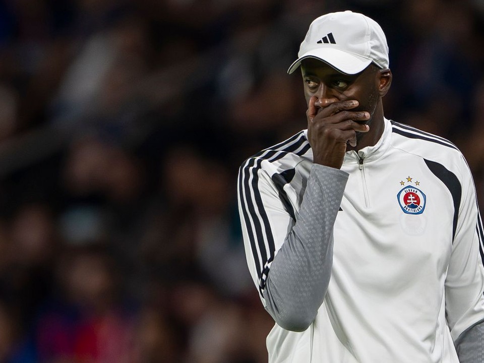 Na snímke sprava tréner Slovana Yaya Touré.