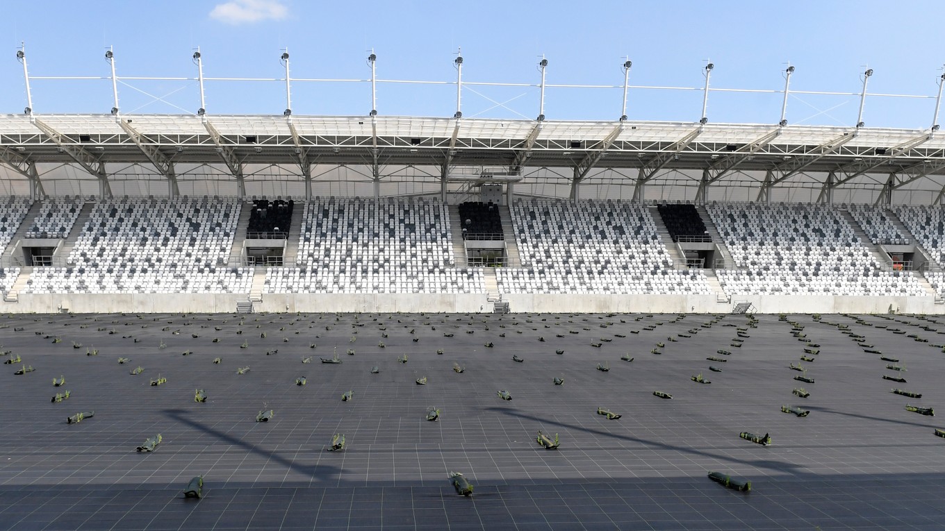 Nový futbalový štadión v Košiciach je zatiaľ bez trávnika.