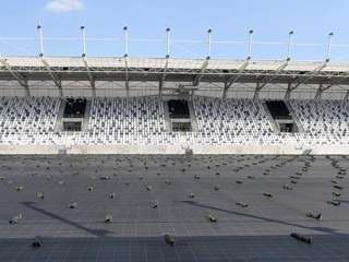 Nový futbalový štadión v Košiciach je zatiaľ bez trávnika.