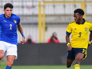 Talian Raoul Bellanova a Švéd Anthony Elanga v zápase kvalifikácie na EURO do 21 rokov 2023.