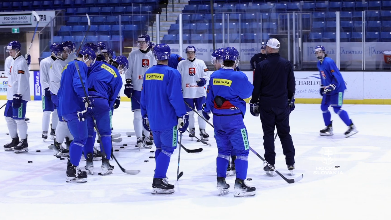 Slovenskí hokejisti do 20 rokov počas tréningu