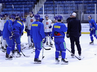 Slovenskí hokejisti do 20 rokov počas tréningu