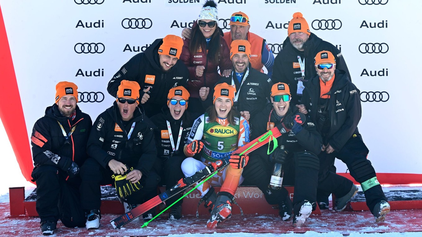 Petra Vlhová sa teší so svojím tímom z tretieho miesta v obrovskom slalome Svetového pohára v rakúskom Söldene.