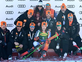Petra Vlhová sa teší so svojím tímom z tretieho miesta v obrovskom slalome Svetového pohára v rakúskom Söldene.