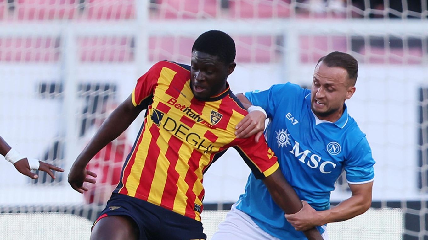 Mohamed Kaba (vľavo) a Stanislav Lobotka v zápase US Lecce - SSC Neapol v 35. kole Serie A.