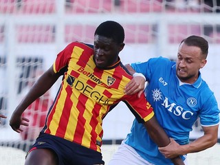 Mohamed Kaba (vľavo) a Stanislav Lobotka v zápase US Lecce - SSC Neapol v 35. kole Serie A.
