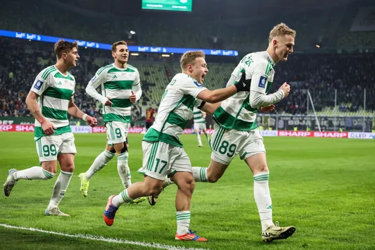 Tomáš Bobček (vpravo) sa raduje z gólu