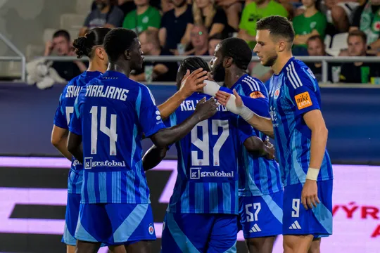 Na snímke hráči Slovana sa tešia z gólu .