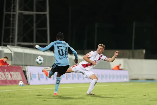 Hráč Slovana Sandro Cruz (vľavo) počas odvetného zápasu 2. predkola Ligy majstrov.