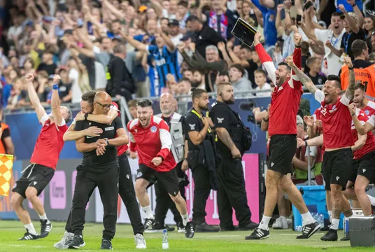 Radosť na slovenskej lavičke po víťazstve 2:0 nad Nemeckom v úvodnom kvalifikačnom zápase na MS 2026.



 



- Slovensko
- šport
- futbal
- MS
- kvalifikácia
- SR
- Nemecko
- A
- skupina
- BAX