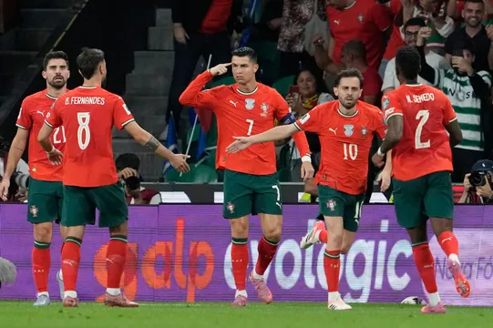 Hráč Portugalska Cristiano Ronaldo sa raduje so spoluhráčmi po strelení gólu v zápase F-skupiny európskej kvalifikácie na MS 2026 Portugalsko - Maďarsko.