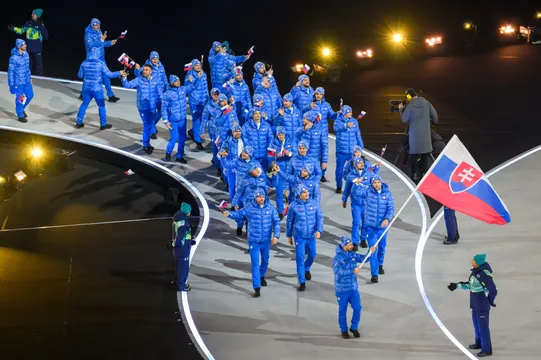 Nástup slovenskej výpravy na otváracom ceremoniáli ZOH 2026 v Miláne. Vlajkonosičom bol hokejista Tomáš Tatar.