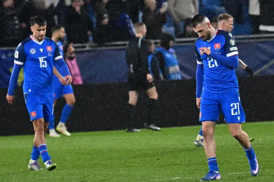 Na snímke slovenskí futbalisti Matúš Bero (vpravo) a David Strelec počas semifinále európskej baráže MS 2026 Slovensko - Kosovo v Bratislave.