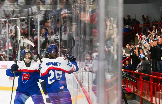 Slovenskí hokejisti do 18 rokov oslavujú gól v zápase proti Fínsku na majstrovstvách sveta hráčov do 18 rokov v Trenčíne.