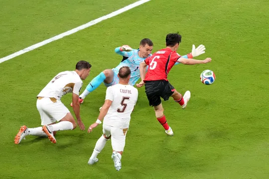 Hwang In-beom z Južnej Kórey dáva prvý gól svojho mužstva v zápase s Českou republikou. 