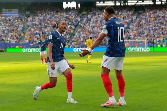 Kylian Mbappe (10) a Michael Olise (11) .