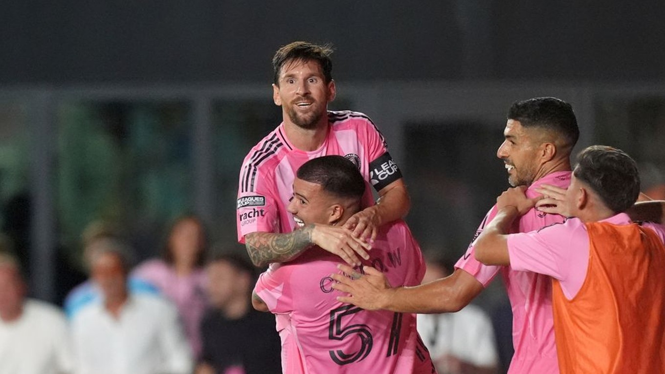 Lionel Messi oslavuje gól so spoluhráčmi Interu Miami