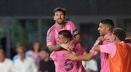 Lionel Messi oslavuje gól so spoluhráčmi Interu Miami