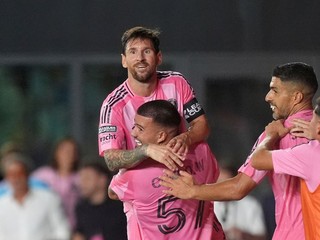 Lionel Messi oslavuje gól so spoluhráčmi Interu Miami