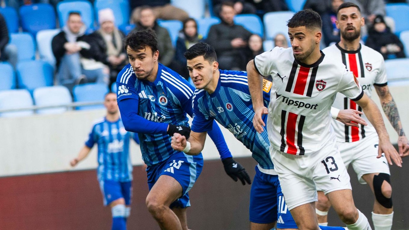 Na snímke zľava David  Strelec, Matúš Vojtko (obaja Slovan) a Marek Ujlaky (Trnava) v zápase ŠK Slovan Bratislava – FC Spartak Trnava.