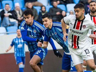 Na snímke zľava David  Strelec, Matúš Vojtko (obaja Slovan) a Marek Ujlaky (Trnava) v zápase ŠK Slovan Bratislava – FC Spartak Trnava.