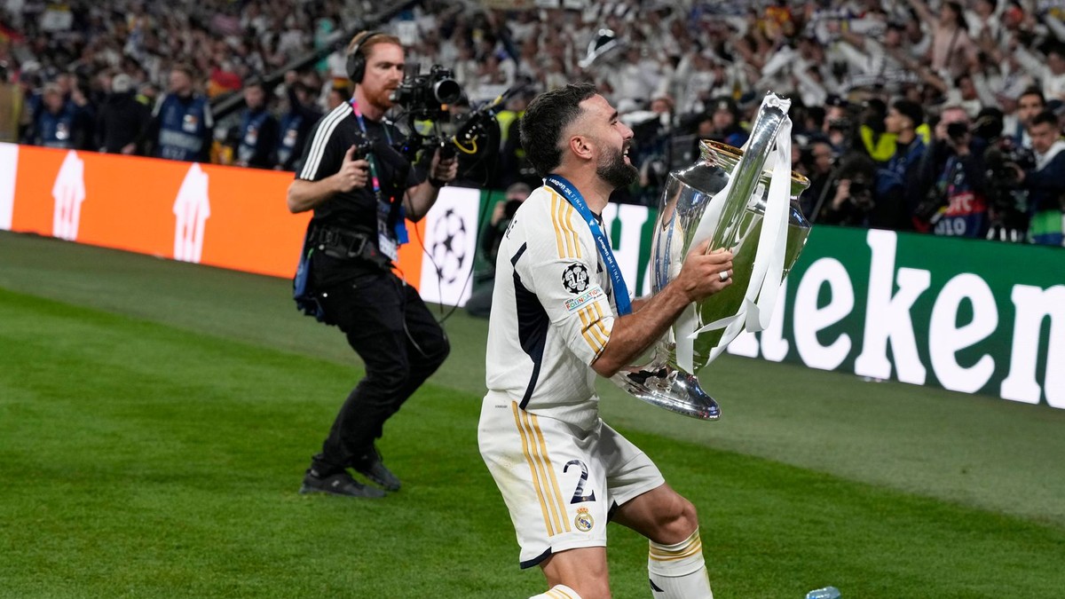 Futbalista Realu Madrid Dani Carvajal s trofejou pre víťaza Ligy majstrov. 
