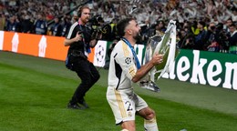 Futbalista Realu Madrid Dani Carvajal s trofejou pre víťaza Ligy majstrov. 