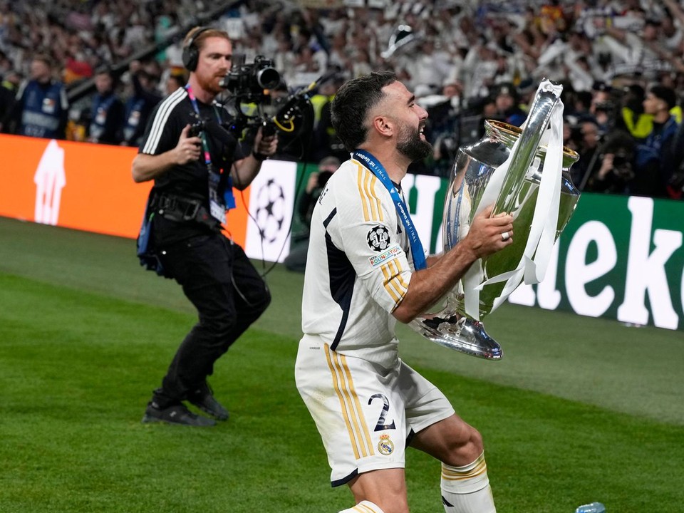 Futbalista Realu Madrid Dani Carvajal s trofejou pre víťaza Ligy majstrov. 