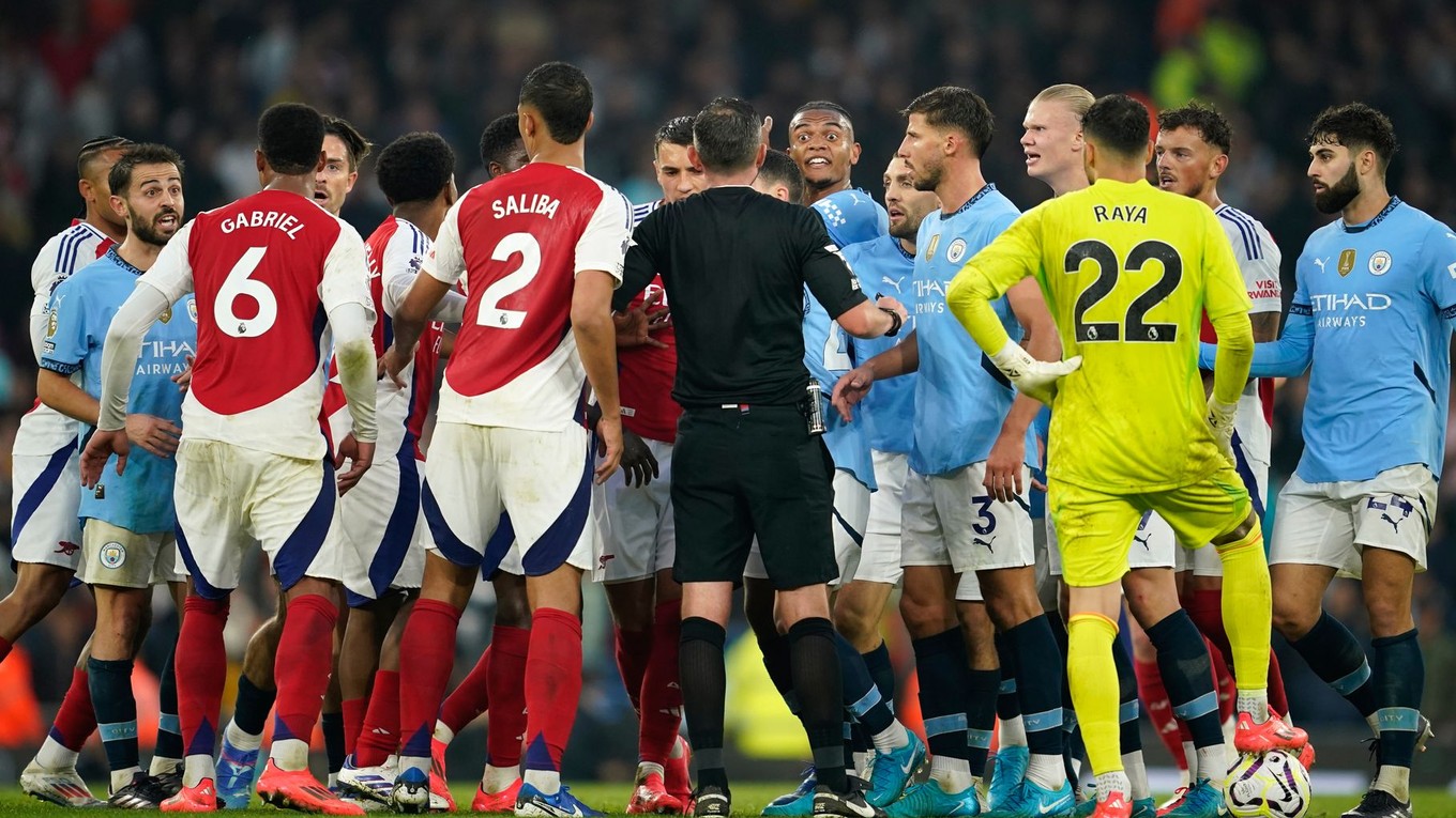 Fotka zo záveru zápasu Manchester City - Arsenal.