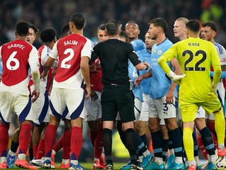 Fotka zo záveru zápasu Manchester City - Arsenal.