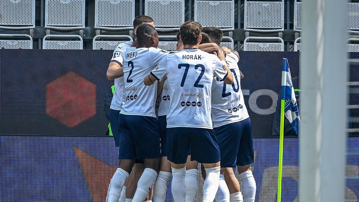 Futbalisti 1.FC Slovácko oslavujú gól.