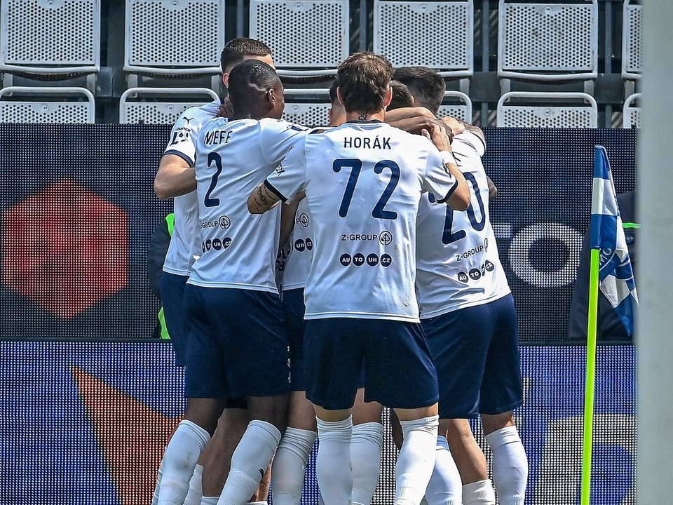 Futbalisti 1.FC Slovácko oslavujú gól.