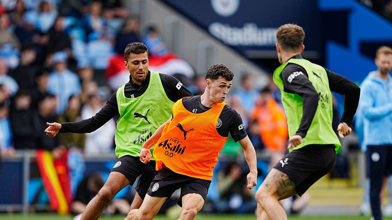 Rodri (naľavo) a Phil Foden (v strede) počas tréningovej jednotky Manchestru City.